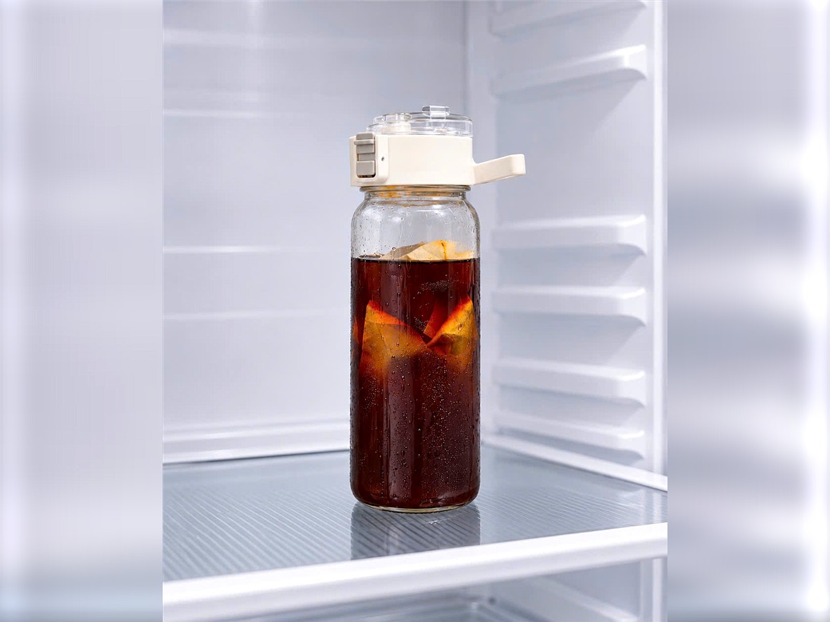 Bình ủ cold brew đặt trong ngăn mát tủ lạnh