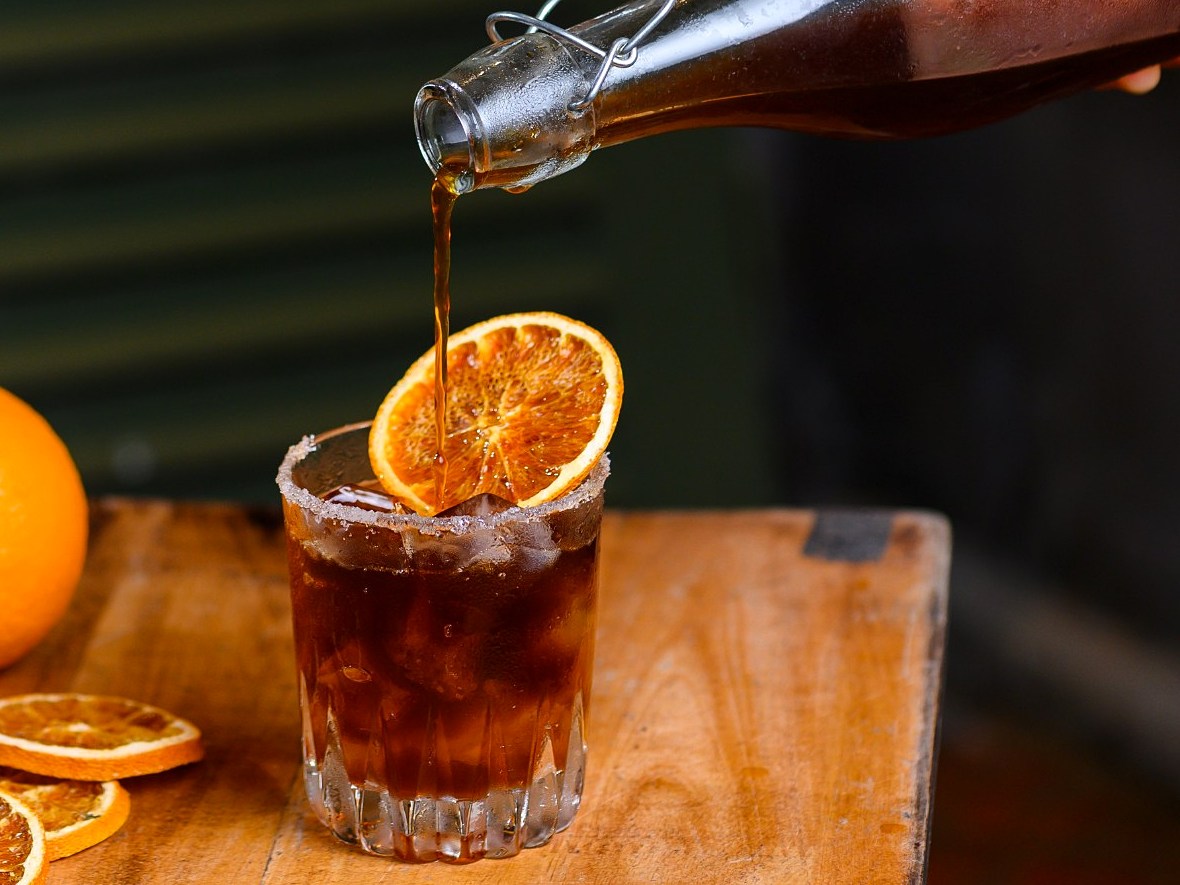 Rót cold brew vào ly đá với cam sấy – cách đọc nhãn cà phê qua taste notes