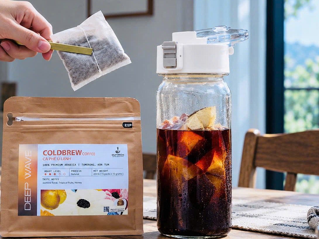 Cho túi ủ DEEP WAVE vào bình cold brew